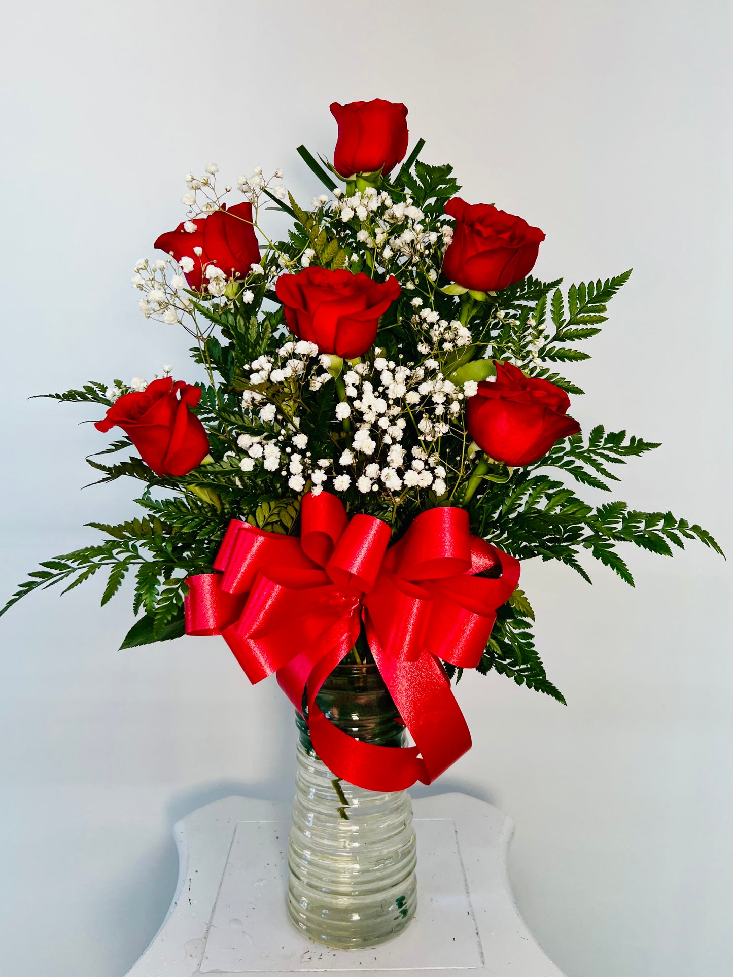 Half Dozen Red Roses in Elegant Glass Vase – Romantic Floral Arrangement