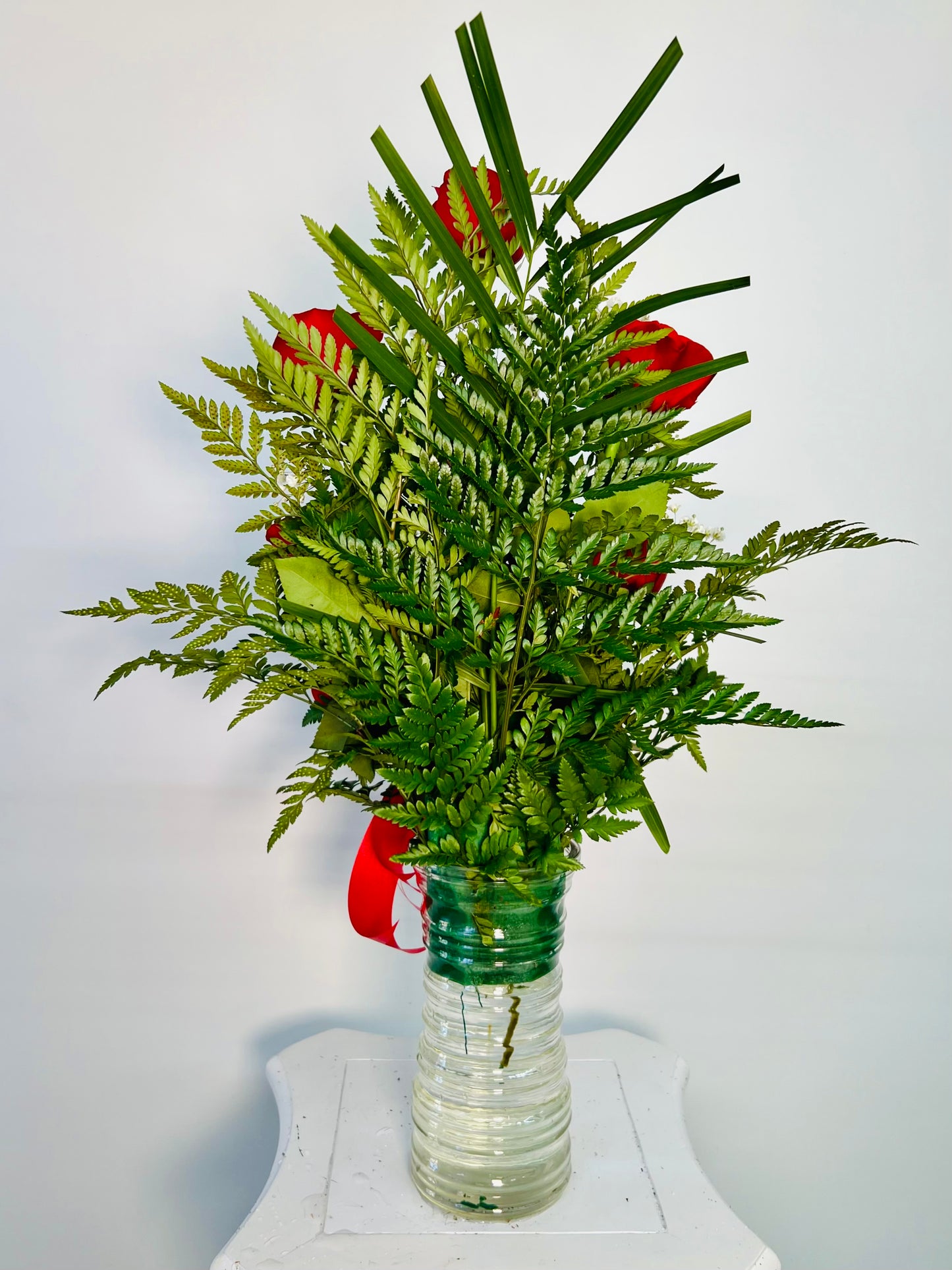 Half Dozen Red Roses in Elegant Glass Vase – Romantic Floral Arrangement