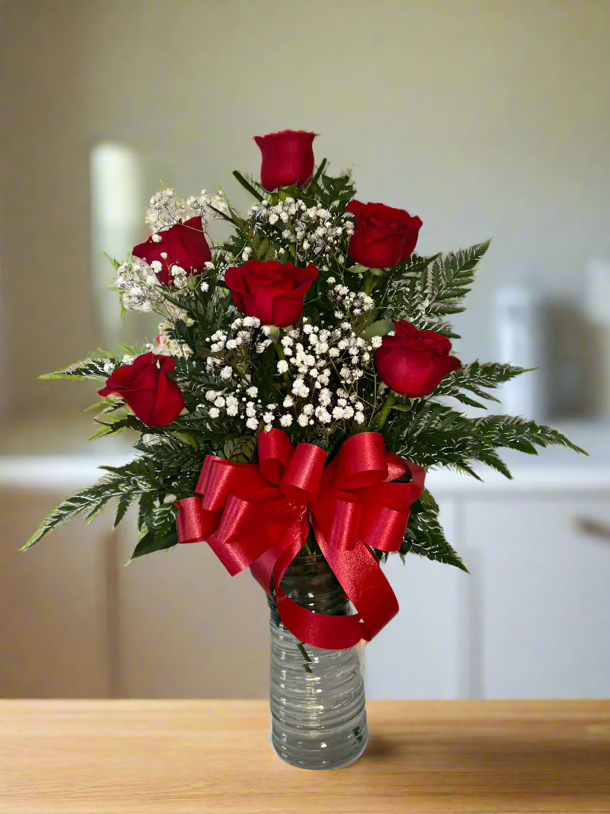 Half Dozen Red Roses in Elegant Glass Vase – Romantic Floral Arrangement